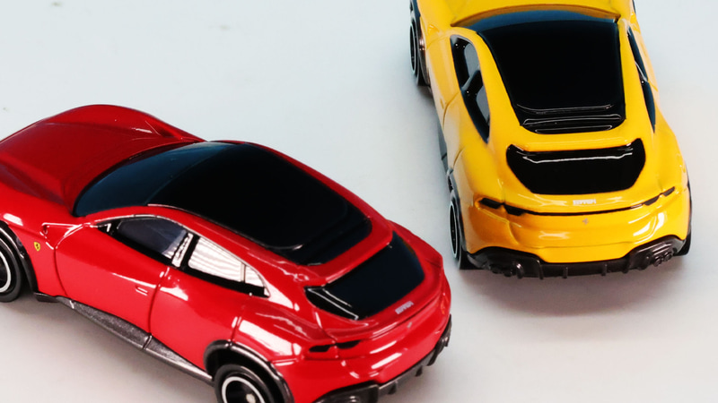 ルーフはブラックアウトされ、リアウインドウもブラックの塗装です