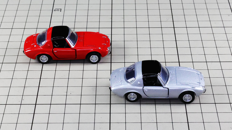 リア：大きくラウンドしたリアウインドウが特徴的