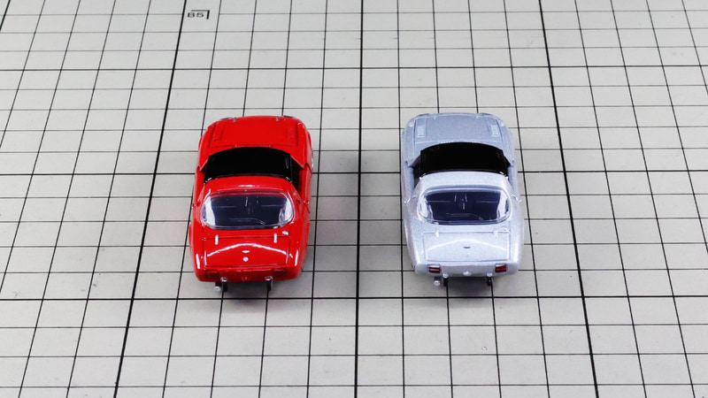 リア：大きくラウンドしたリアウインドウが特徴的