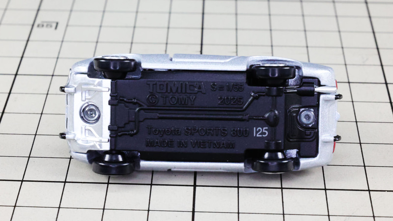 シャーシ：フロント側がボディ同色なこと、リアもボディに包まれるような構造で現代の車との比較ができて楽しい！