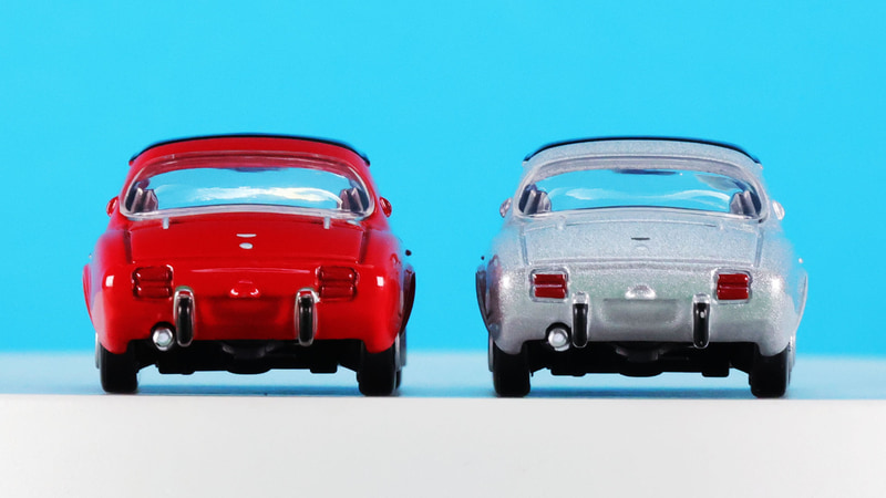 リアの灯火も上下分割をモールドで再現しています