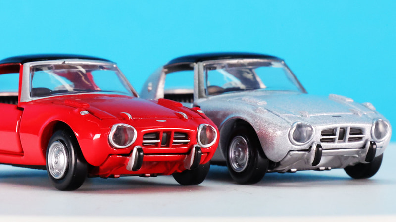 ヘッドライトの周囲はシルバーメッキを塗装で表現しています