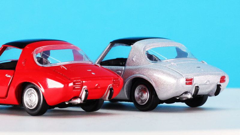 フロントもリアもオーバーライダータイプのバンパーを再現しています