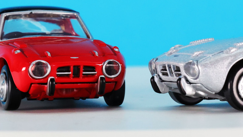 フロント側のシャーシはボディ同色で塗られていて、これも当時のバンパーとボディを再現するためと思われます