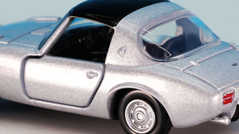 リアピラーの換気用ダクトもモールドされています