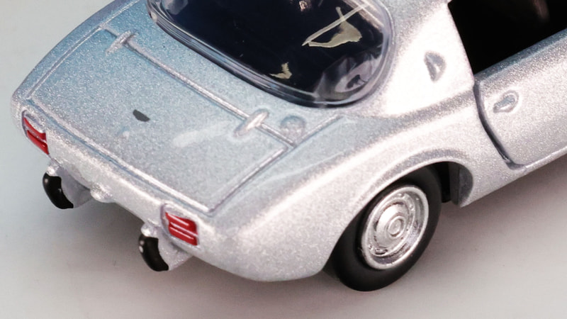 リアトランク前の給油リッドもモールドされています