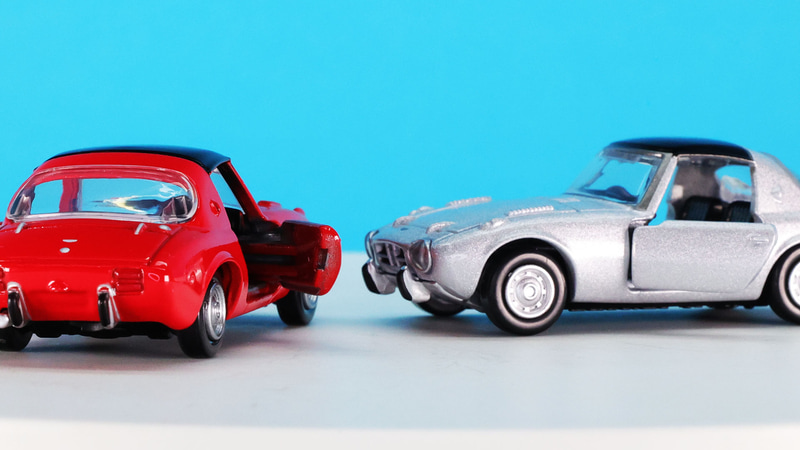 ドライバーが体を押し込んで元気よく走るさまをイメージできそうなドア開閉アクションはやっぱり楽しい！