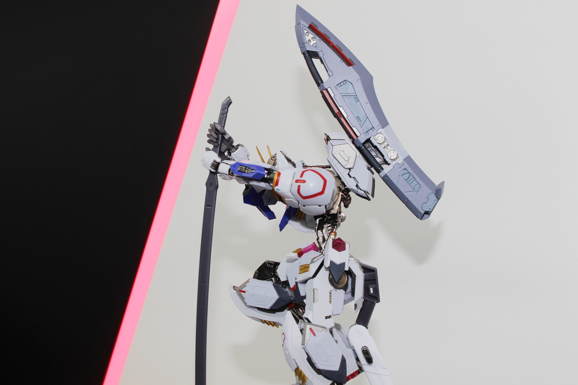 背中に装備された新武装。刃とグリップのようなものが見える