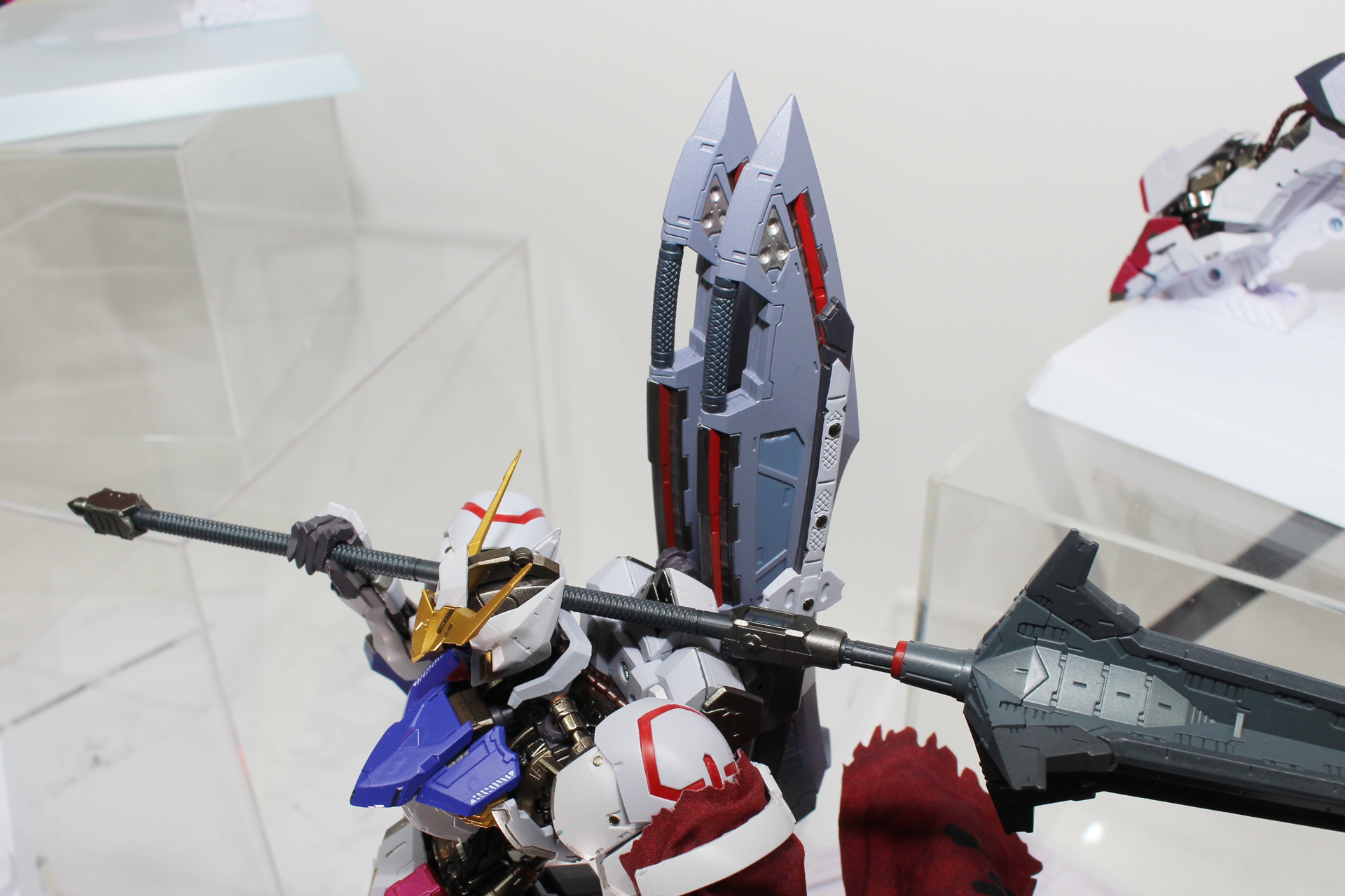 背中に装備された新武装。刃とグリップのようなものが見える