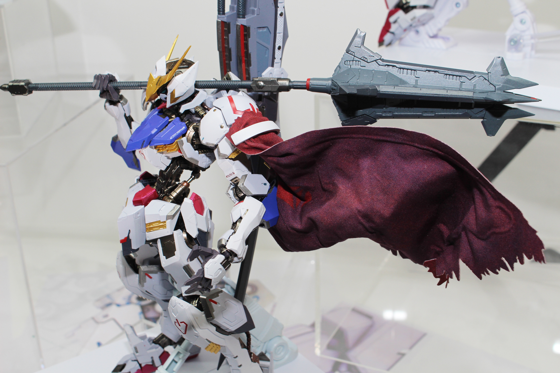 近年のBANDAI SPIRITSのアクションフィギュアでよく使われているワイヤー入りの布製マント。肩に装備する設定も面白い