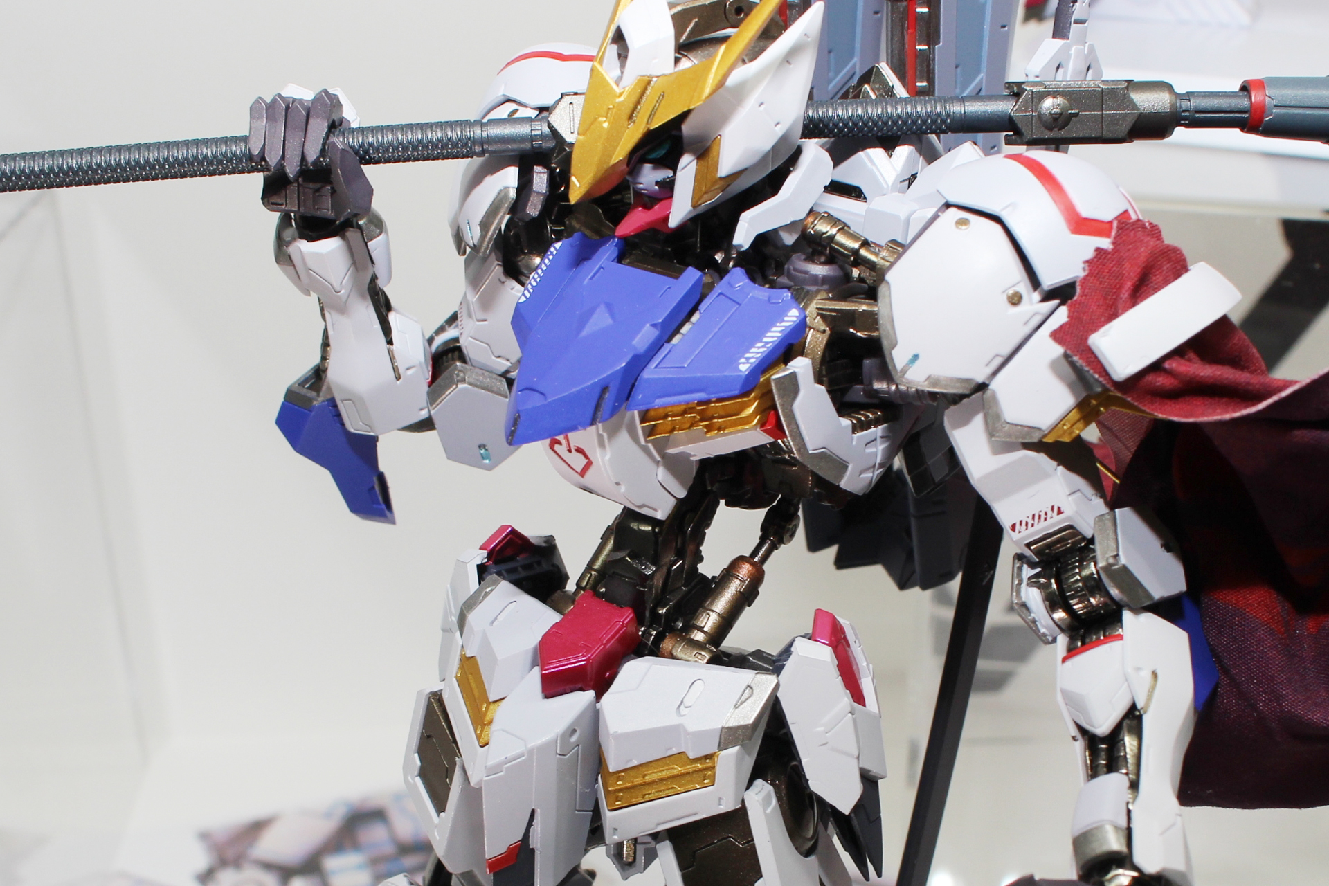 装甲の隙間に見えるダイキャスト製のガンダム・フレーム。シリンダーの表現も重厚だ