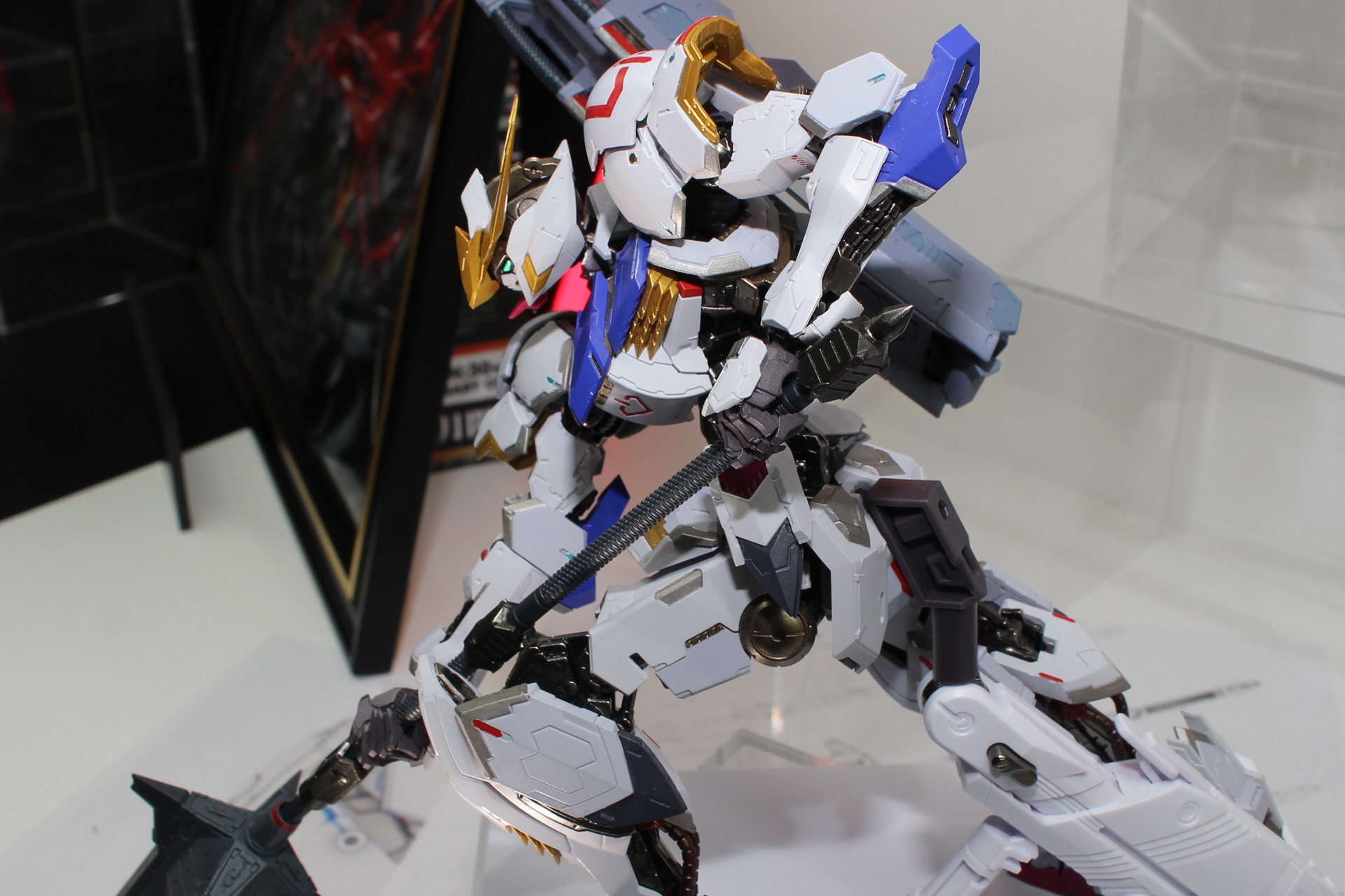 装甲の隙間に見えるダイキャスト製のガンダム・フレーム。シリンダーの表現も重厚だ