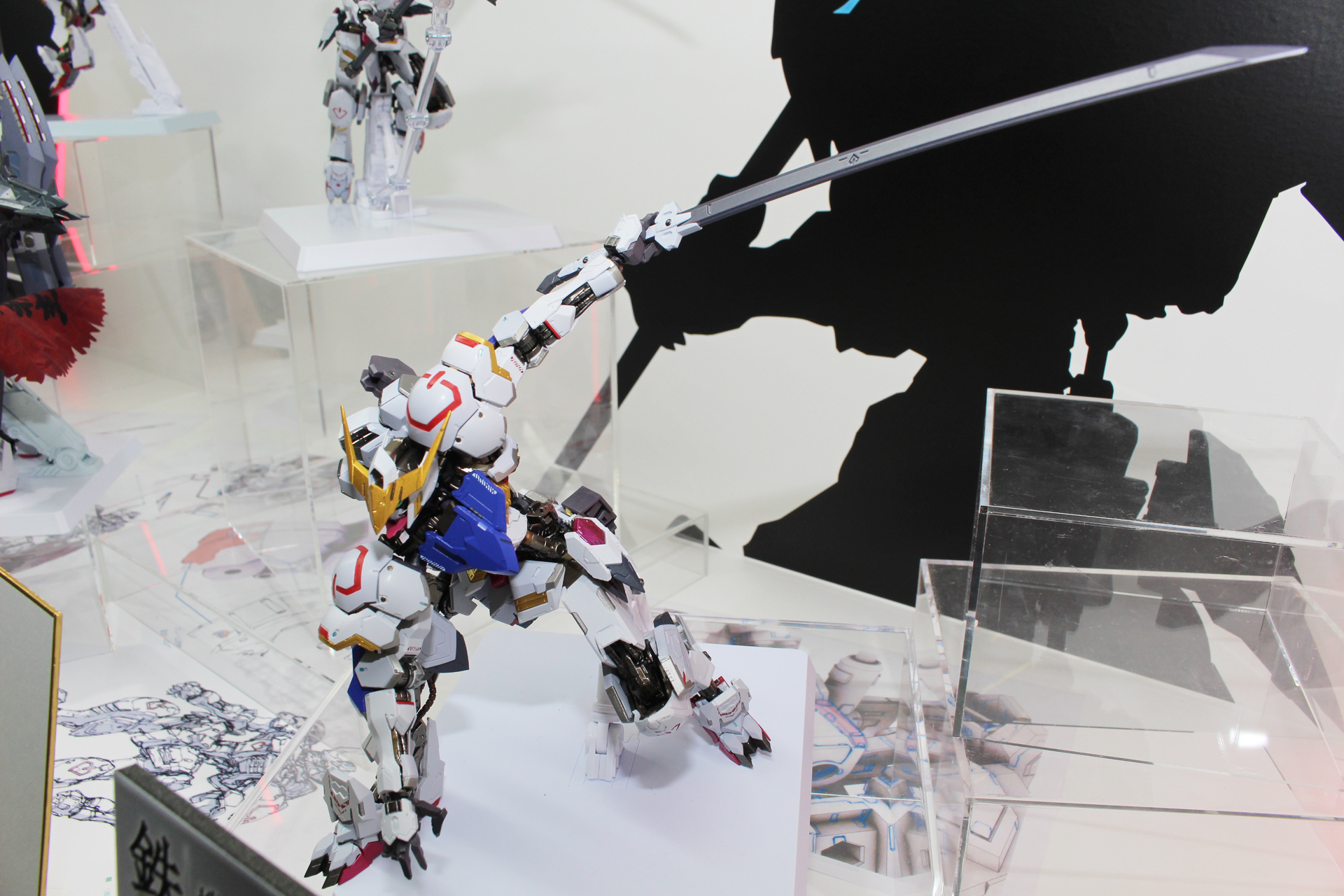 このような生き生きとしたアクションを楽しめる。武装はメイスと太刀も付属する予定だ