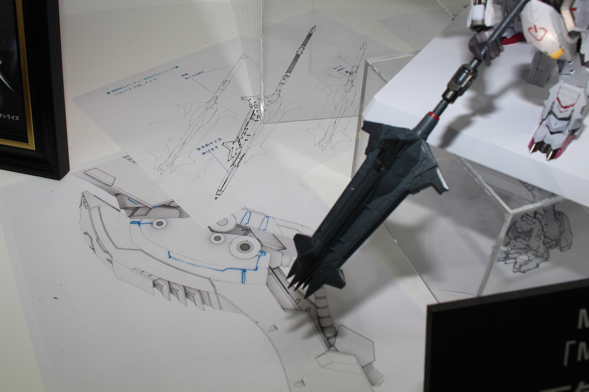 展示物の下に置かれた資料も見てみよう。まだ明らかにされていない仕様がわかるかも!?