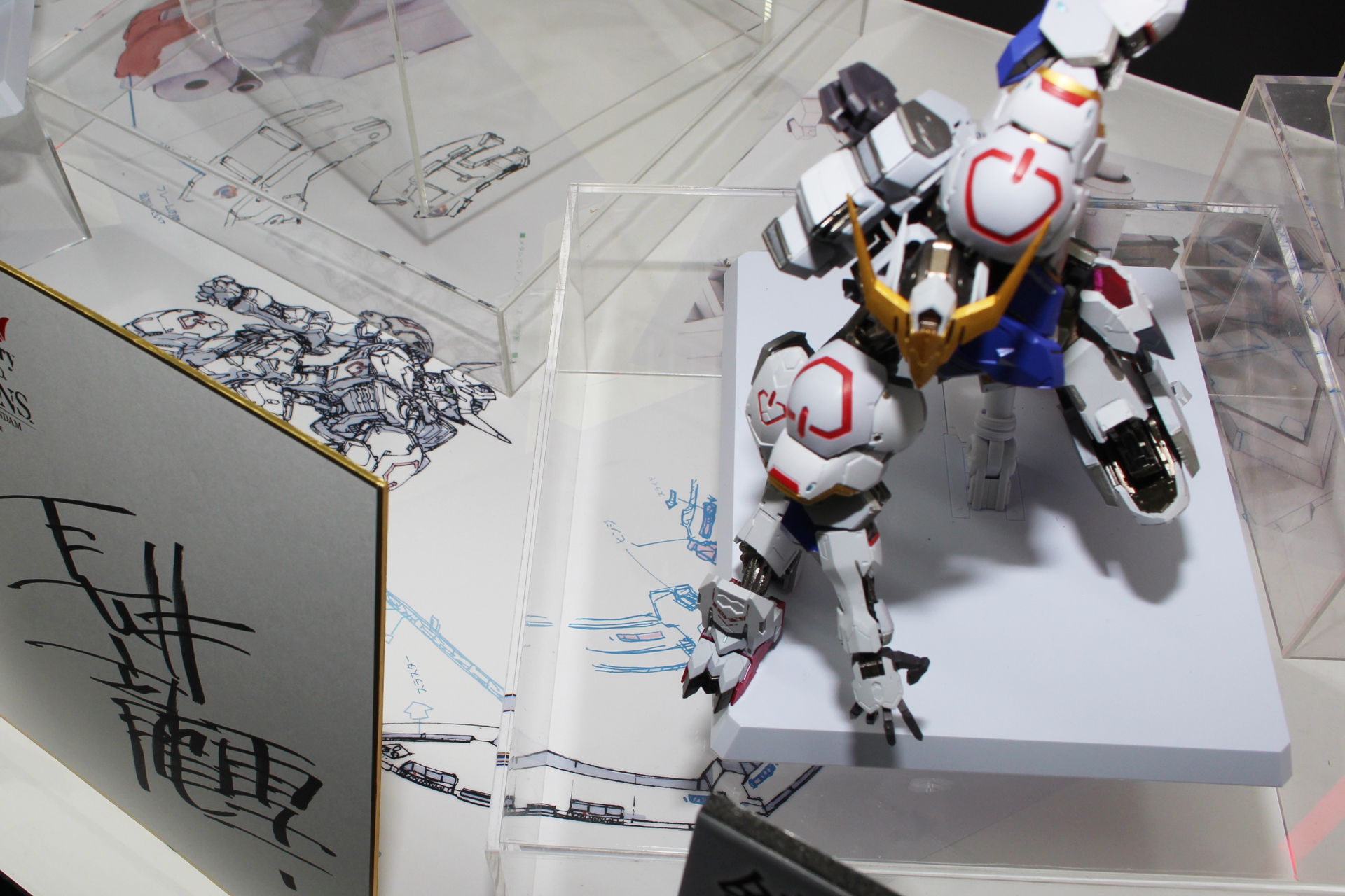 展示物の下に置かれた資料も見てみよう。まだ明らかにされていない仕様がわかるかも!?