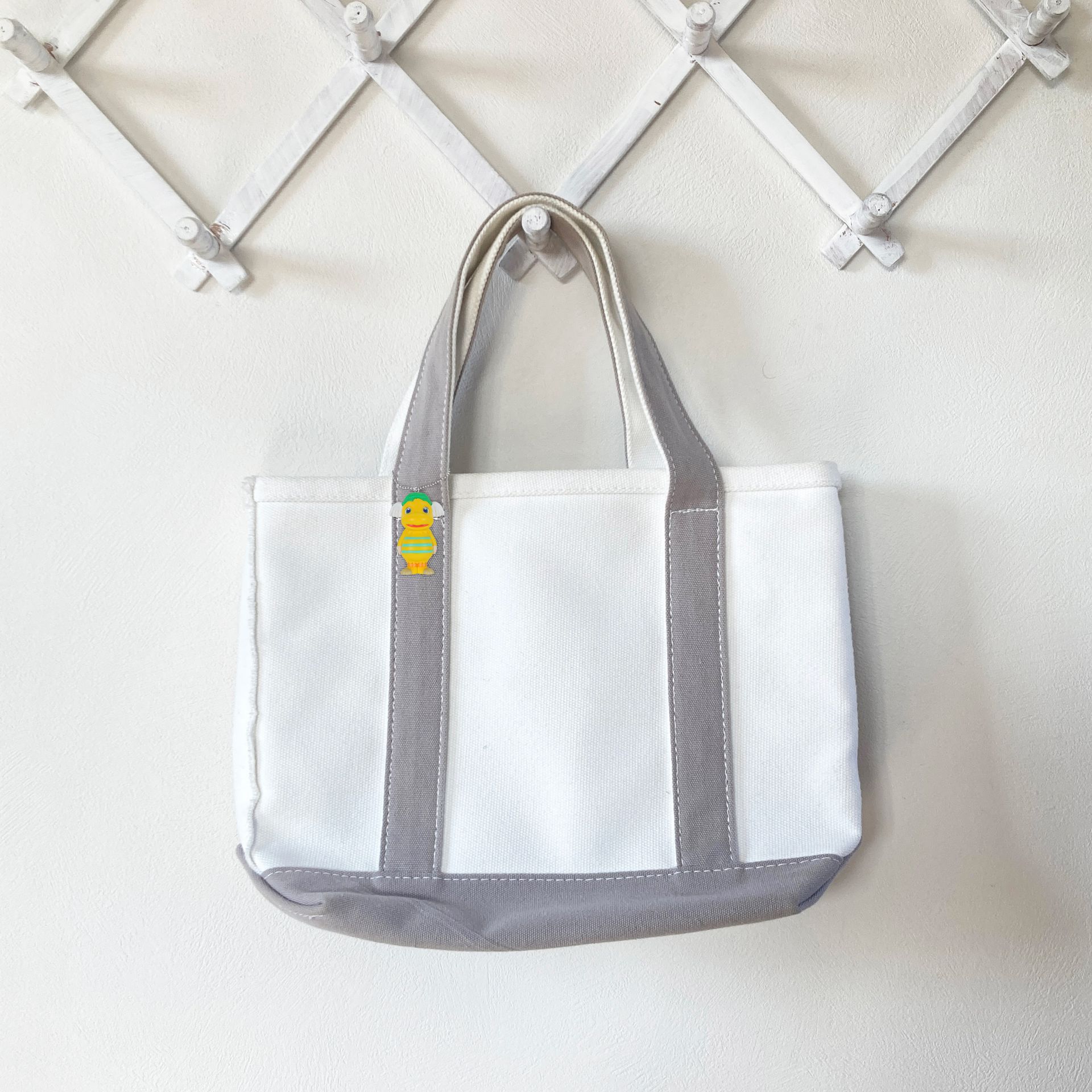 バッグなどに付けて、持ち歩きやすいサイズ