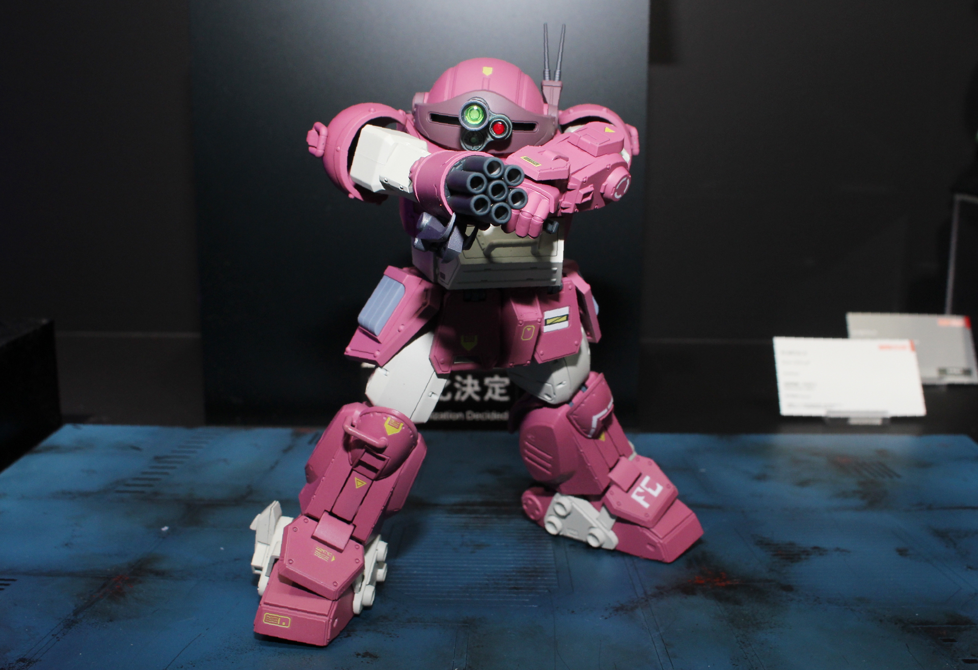 「HI-METAL R ブルーティッシュドッグ」。右腕の武装や、PRSPパック、大型のローラーダッシュ機構などを装備したカスタム機体を立体化。フィアナのフィギュアも付属する予定とのことだ（以下は全て参考展示。価格、発売日は未定）