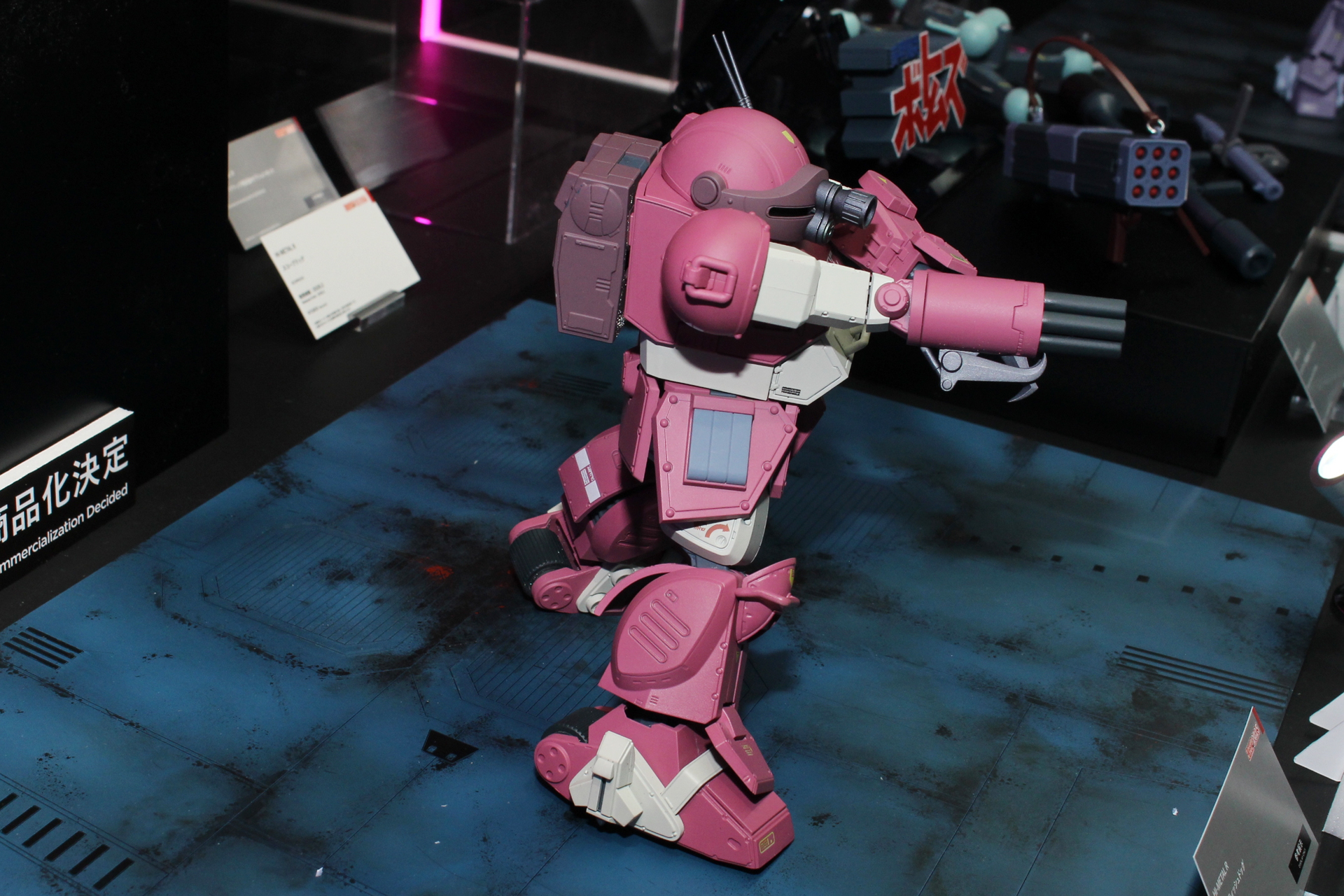 「HI-METAL R ブルーティッシュドッグ」。右腕の武装や、PRSPパック、大型のローラーダッシュ機構などを装備したカスタム機体を立体化。フィアナのフィギュアも付属する予定とのことだ（以下は全て参考展示。価格、発売日は未定）