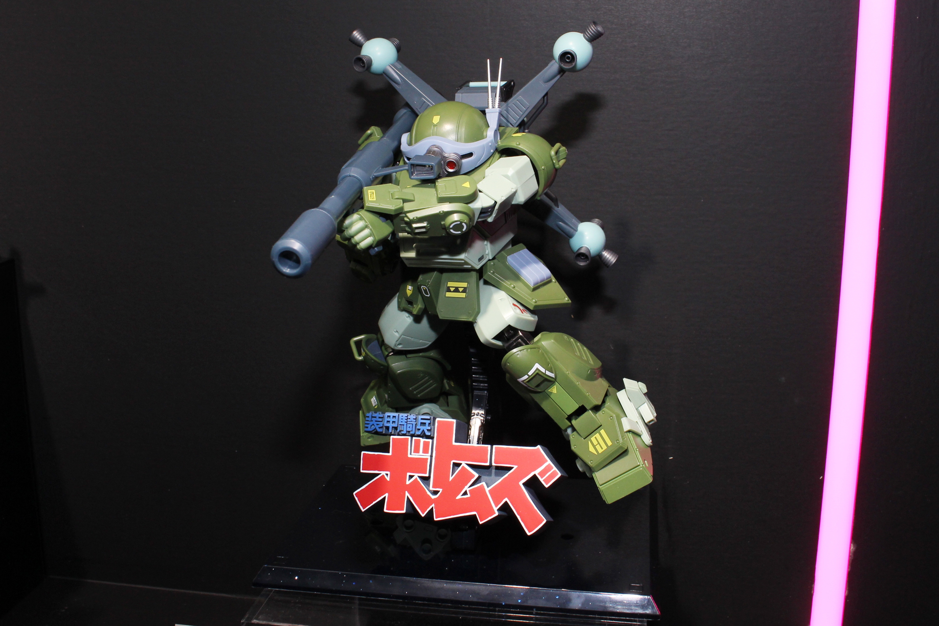 台座を使うことで、ラウンドムーバー装備時の飛行シーンを再現可能。ロゴのパーツはかなり分厚く、ボリュームがある