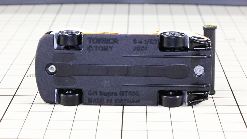 シャーシ：全体はフラットで中央にスキッドブロックが走っています