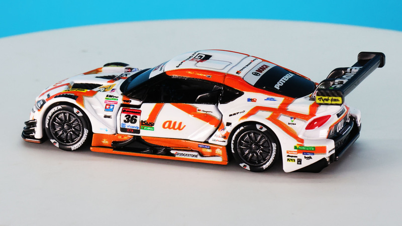 白ベースにauのオレンジカラーが鮮やかに彩られています。トミカプレミアムRacingの表現力に驚きます！