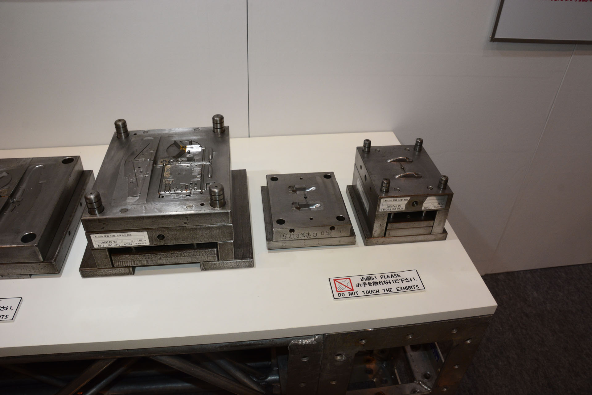 実際に当時使われた金型を見ることができる