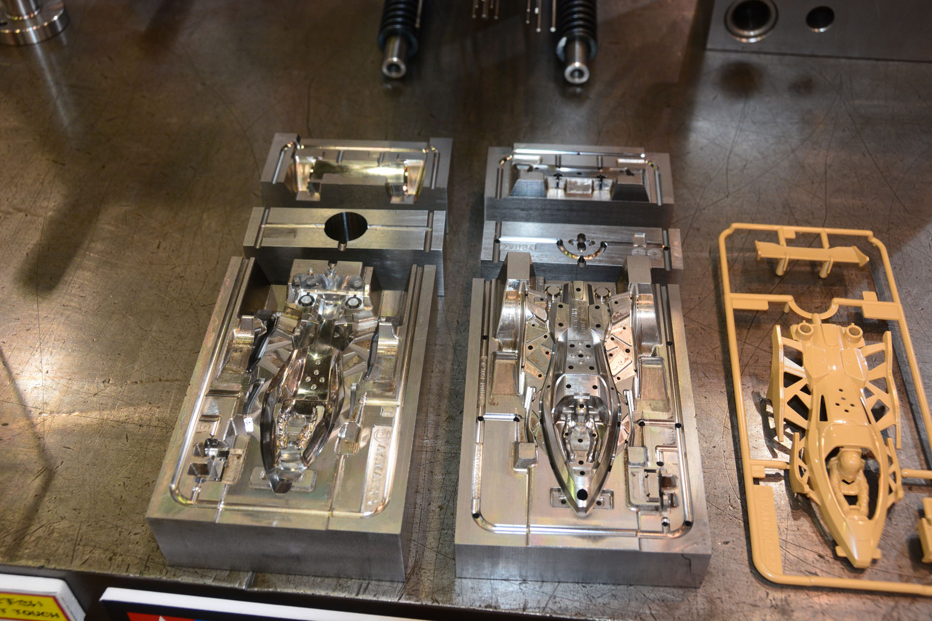 最新の金型技術を紹介。当時の者とは比べものにならない詳細な表現だけで鳴く、分割もこまかく、メンテナンス性も向上している