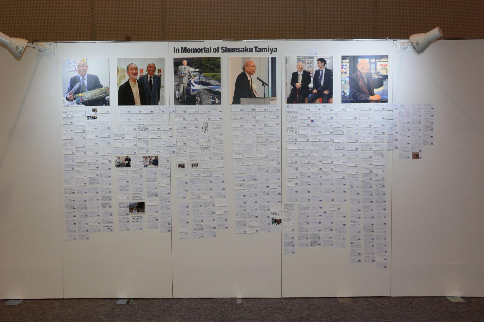 田宮俊作会長へのメッセージボード。現在は関係者のみだが、明日からは多くのファンの言葉で壁が埋め尽くされるだろう