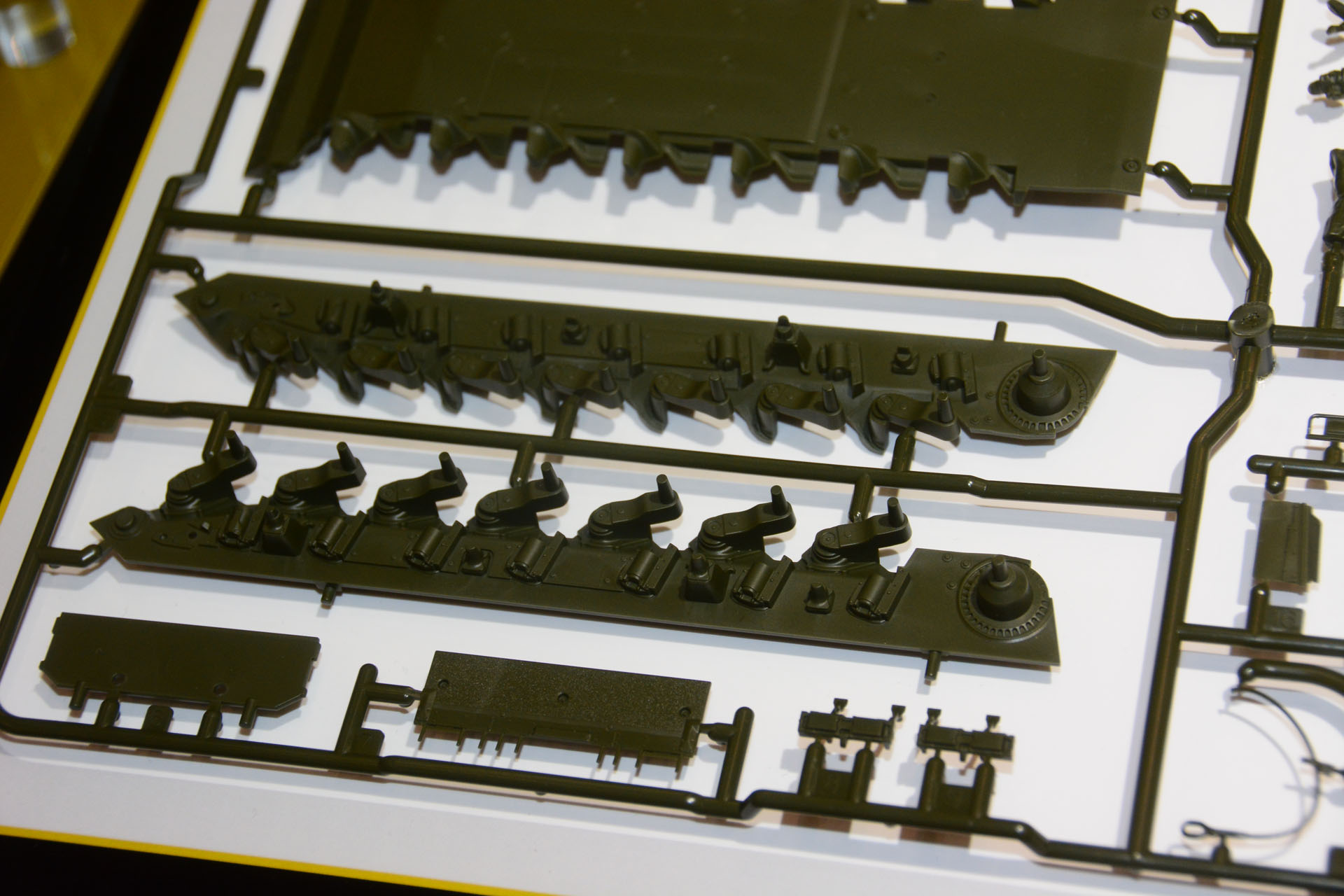 徹底した省パーツ化と、緻密なディテール表現を両立している