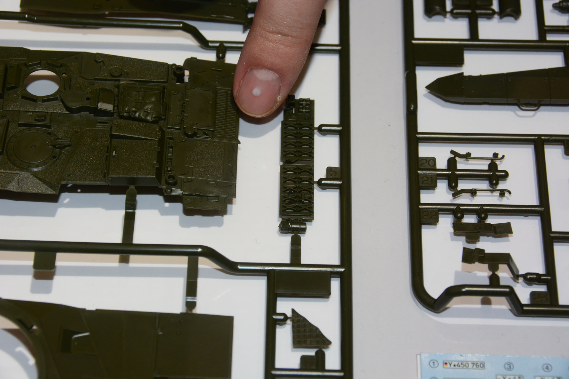 徹底した省パーツ化と、緻密なディテール表現を両立している