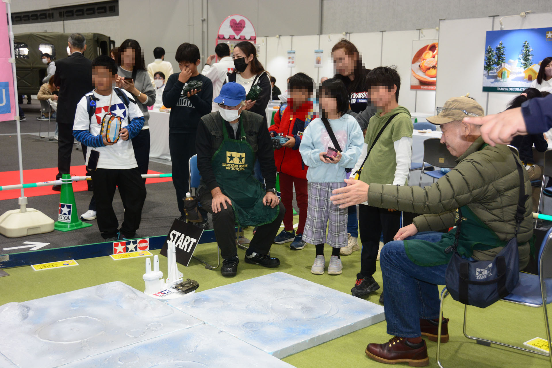 様々な凹凸のある地形を模型が進む