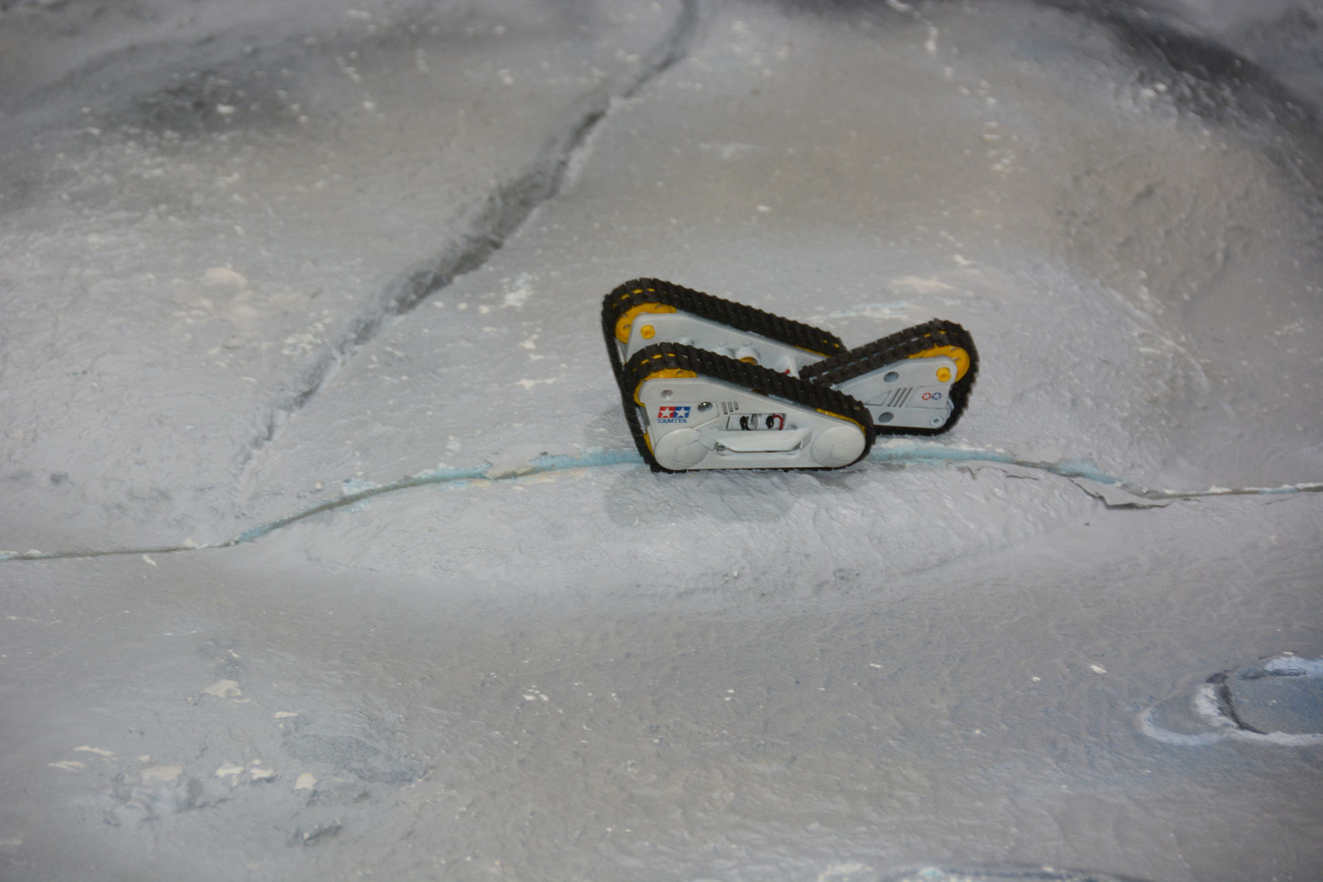 様々な凹凸のある地形を模型が進む