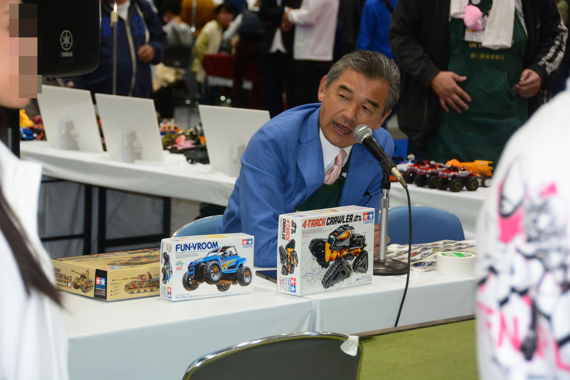 フリーアナウンサーの松井康真氏が迫力の実況で会場を盛り上げる