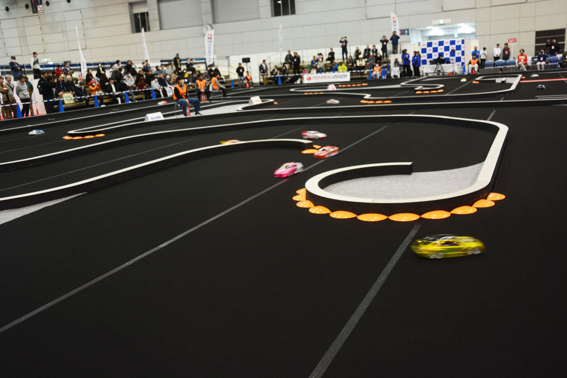 日本全国の大会を勝ち抜いた代表選手とアジア・北米からの代表選手が集結し、ワールドチャンピオンを目指して激突