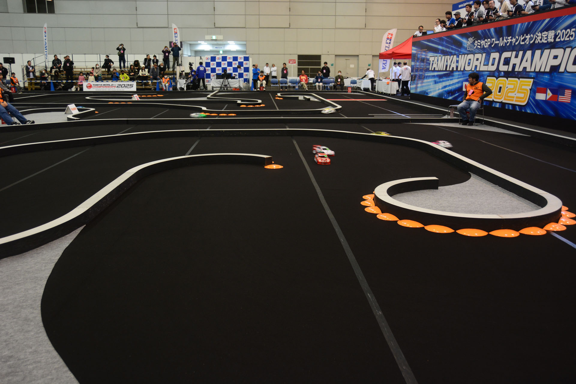 日本全国の大会を勝ち抜いた代表選手とアジア・北米からの代表選手が集結し、ワールドチャンピオンを目指して激突