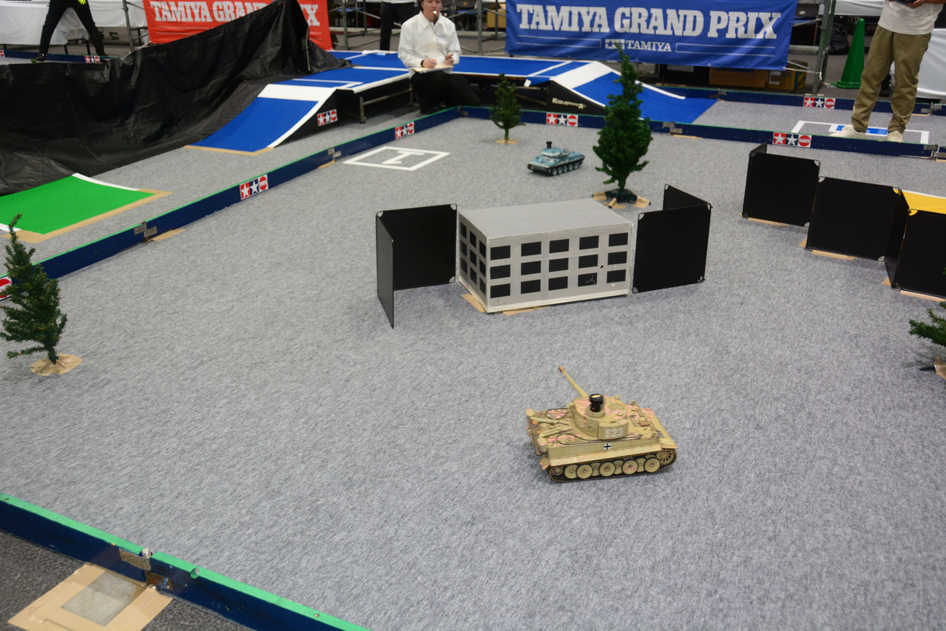 赤外線を利用した「バトルシステム」を装備して戦う対戦大会