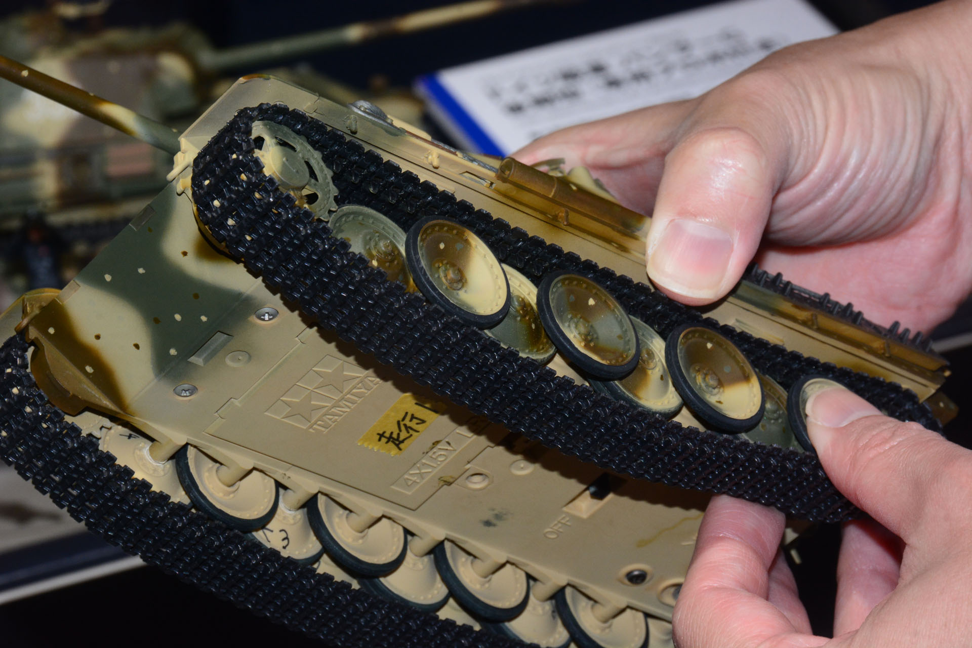 実車を思わせる履帯の"たるみ"を表現