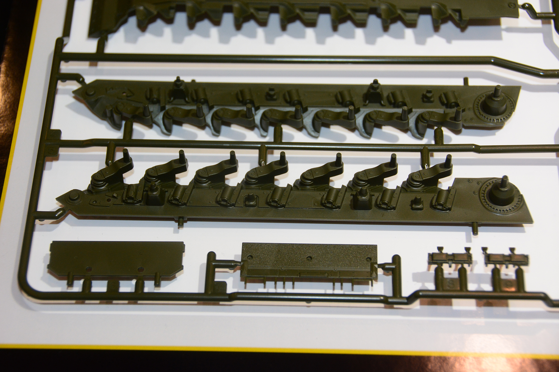 サスペンションアームなどが1パーツで構成されている