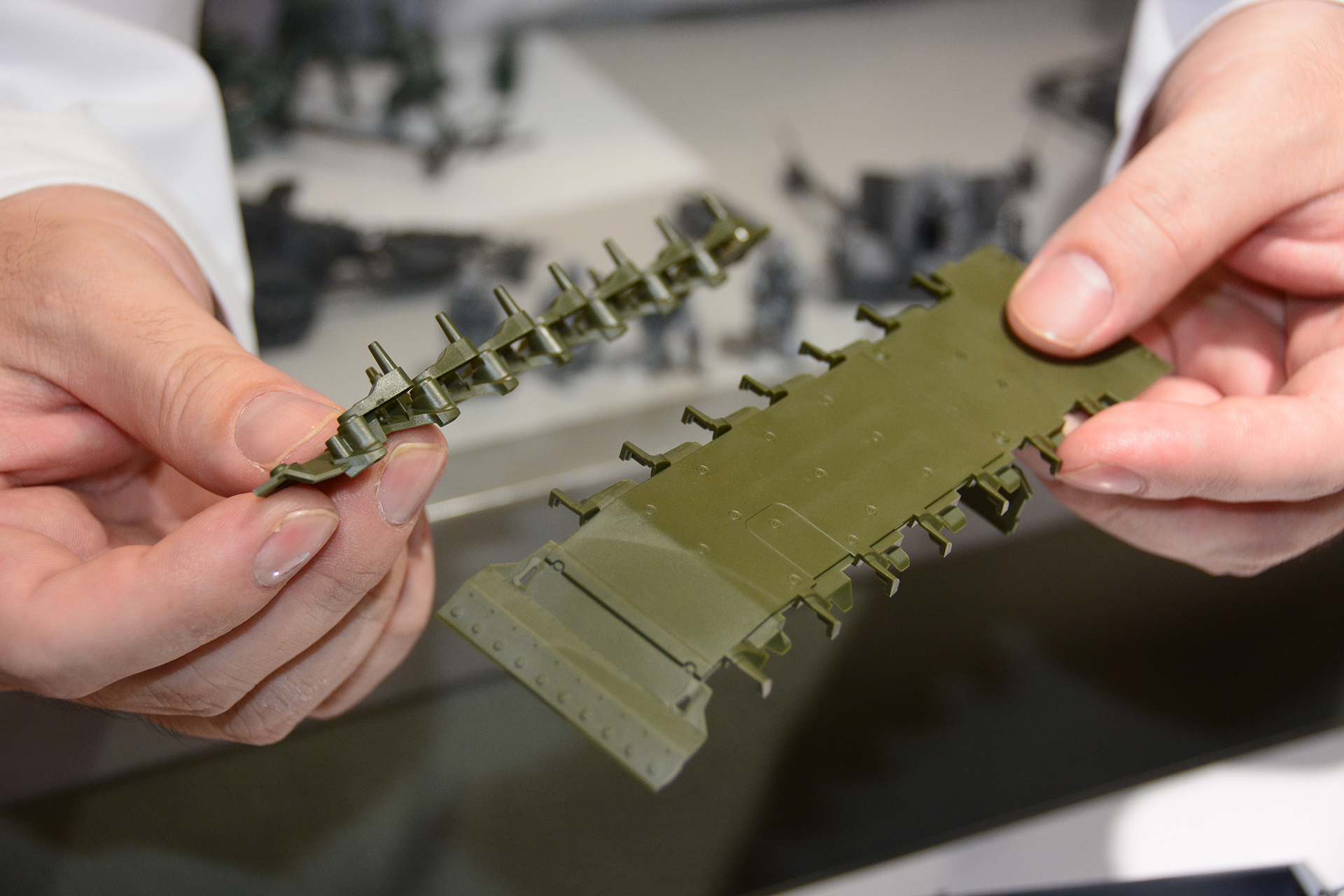 車体下部側面。パーツ数は1/35からかなり減っている