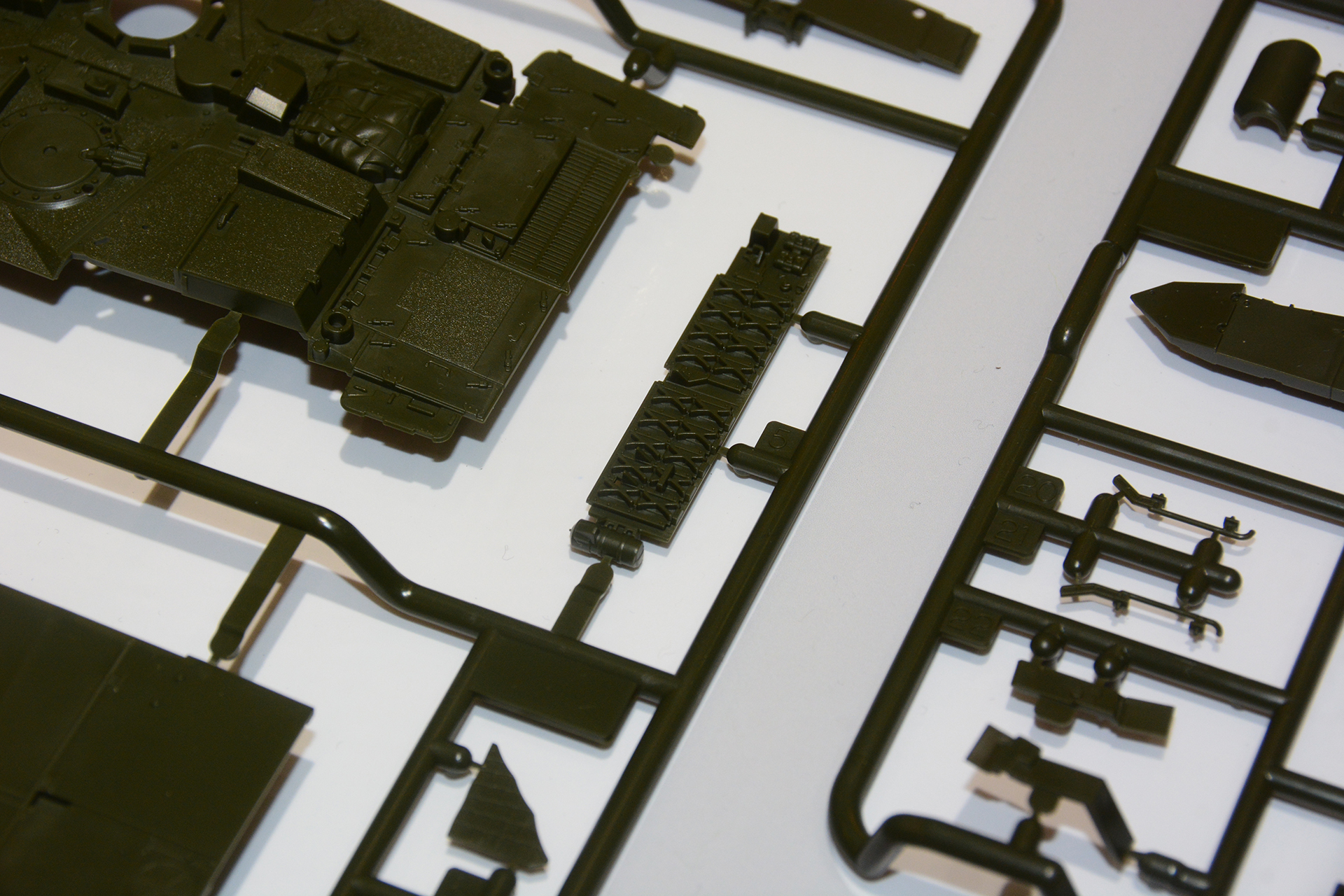 砲塔後部パーツには消火器がついているなど、細部に注目して欲しい