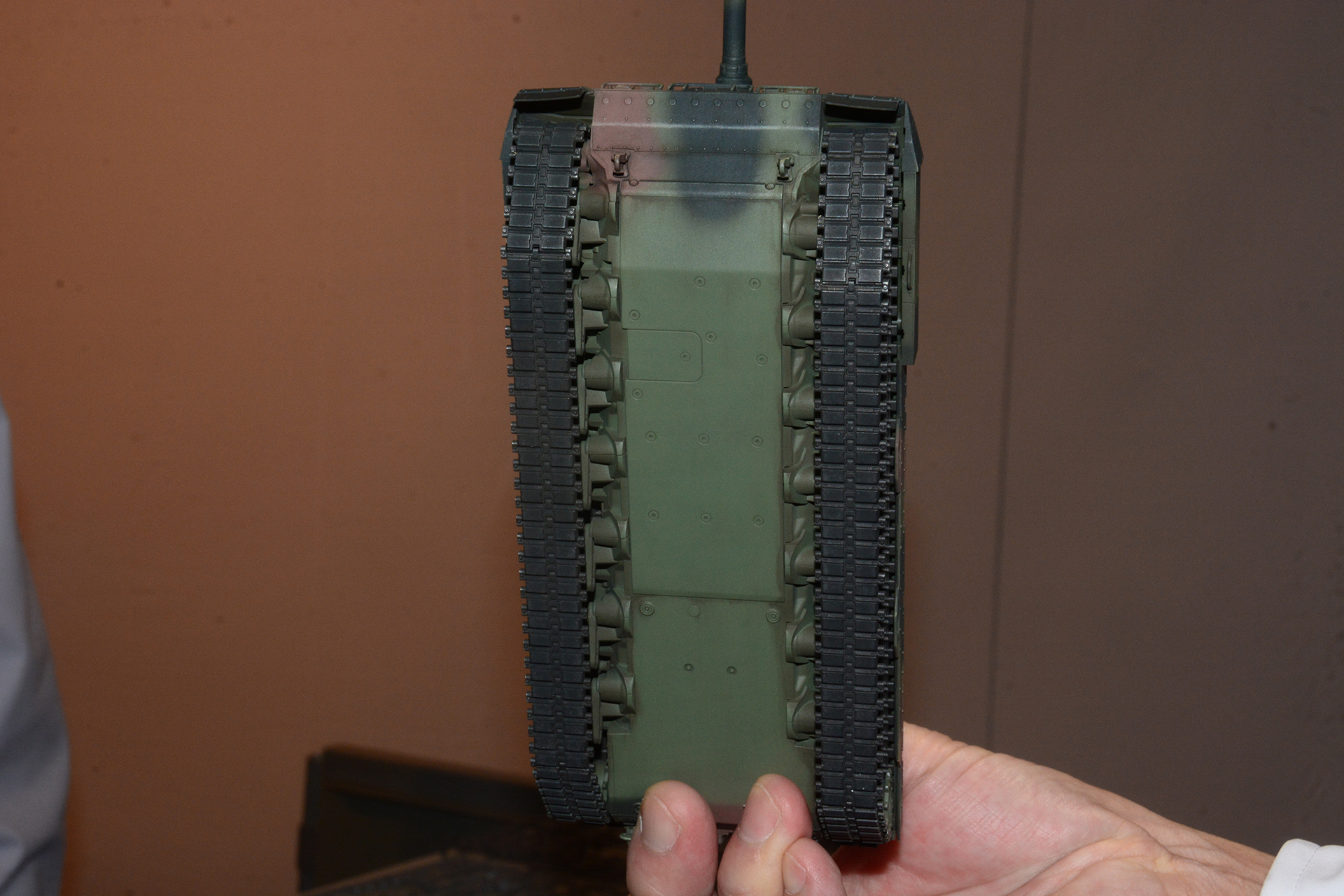 車体底面の地雷防御モジュールもきちんと再現