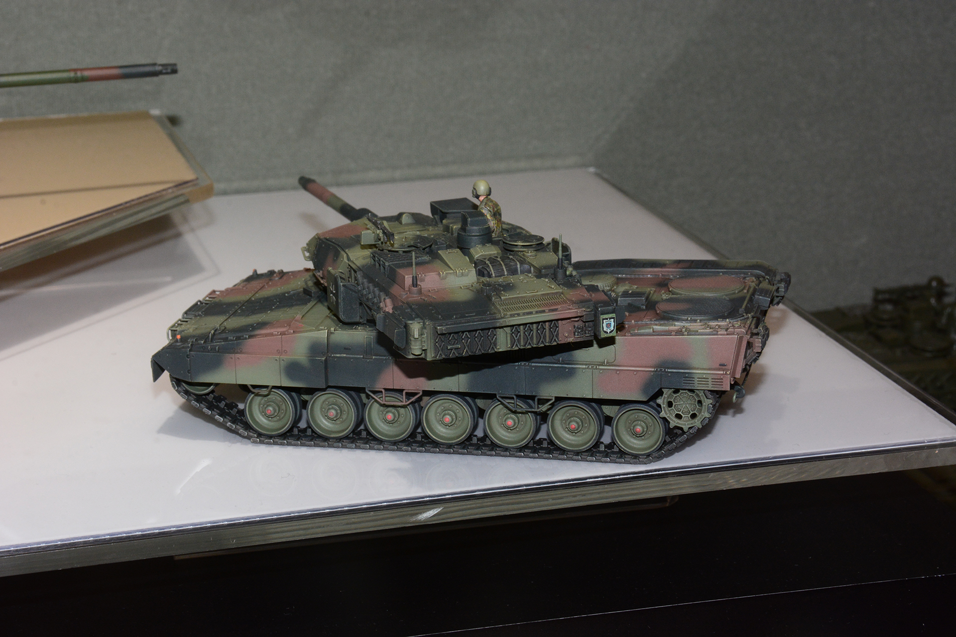 最新戦車を組み立て、細部をチェックする楽しさ