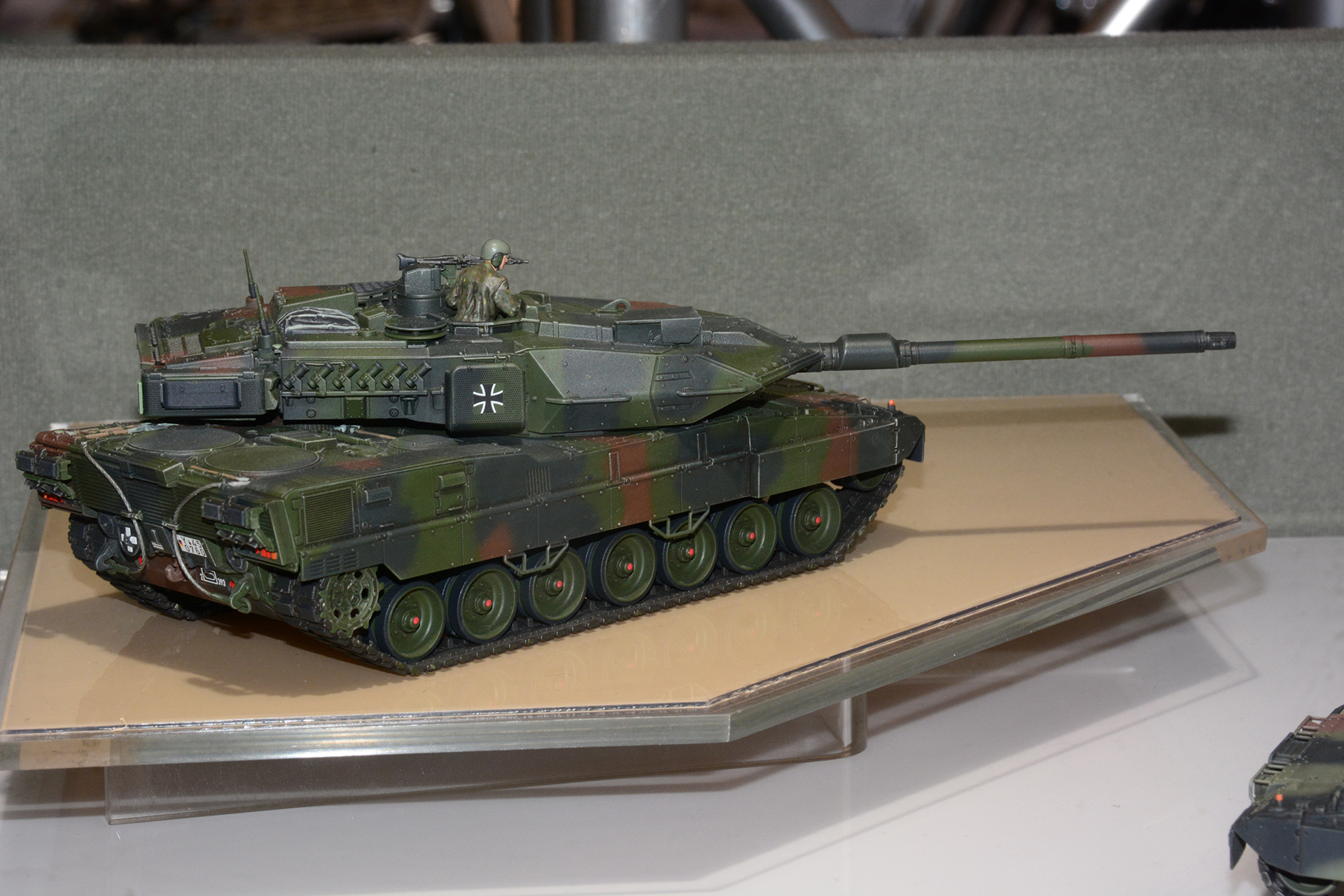 最新戦車を組み立て、細部をチェックする楽しさ