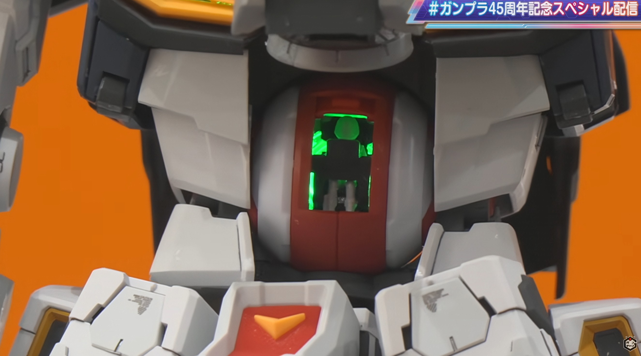 コクピットではアムロが緑の光に包まれる