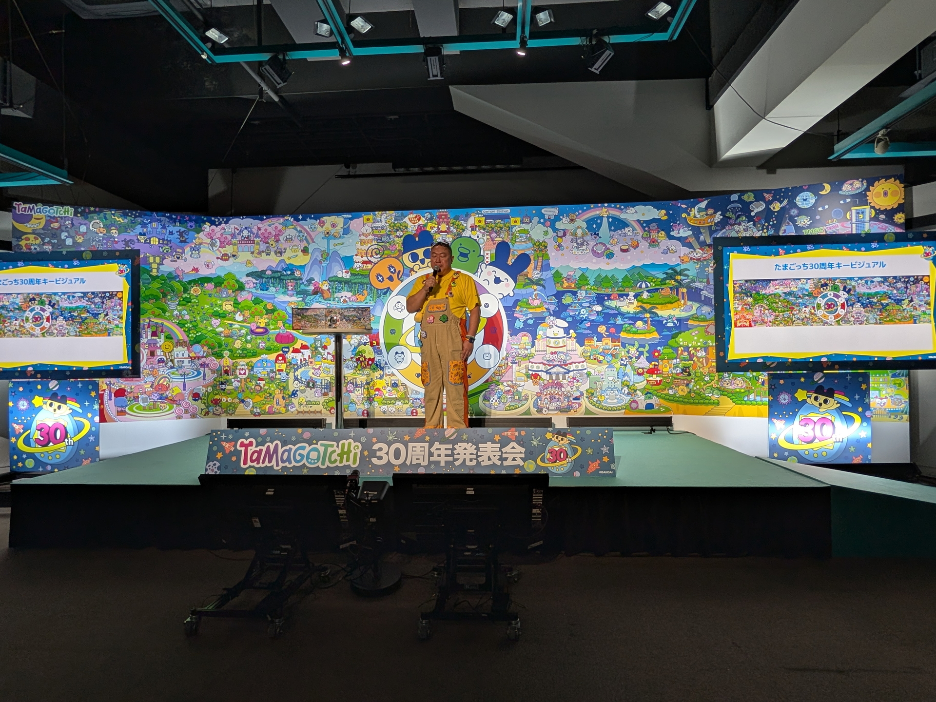 ステージ背面は30周年のキービジュアルで埋め尽くされていた