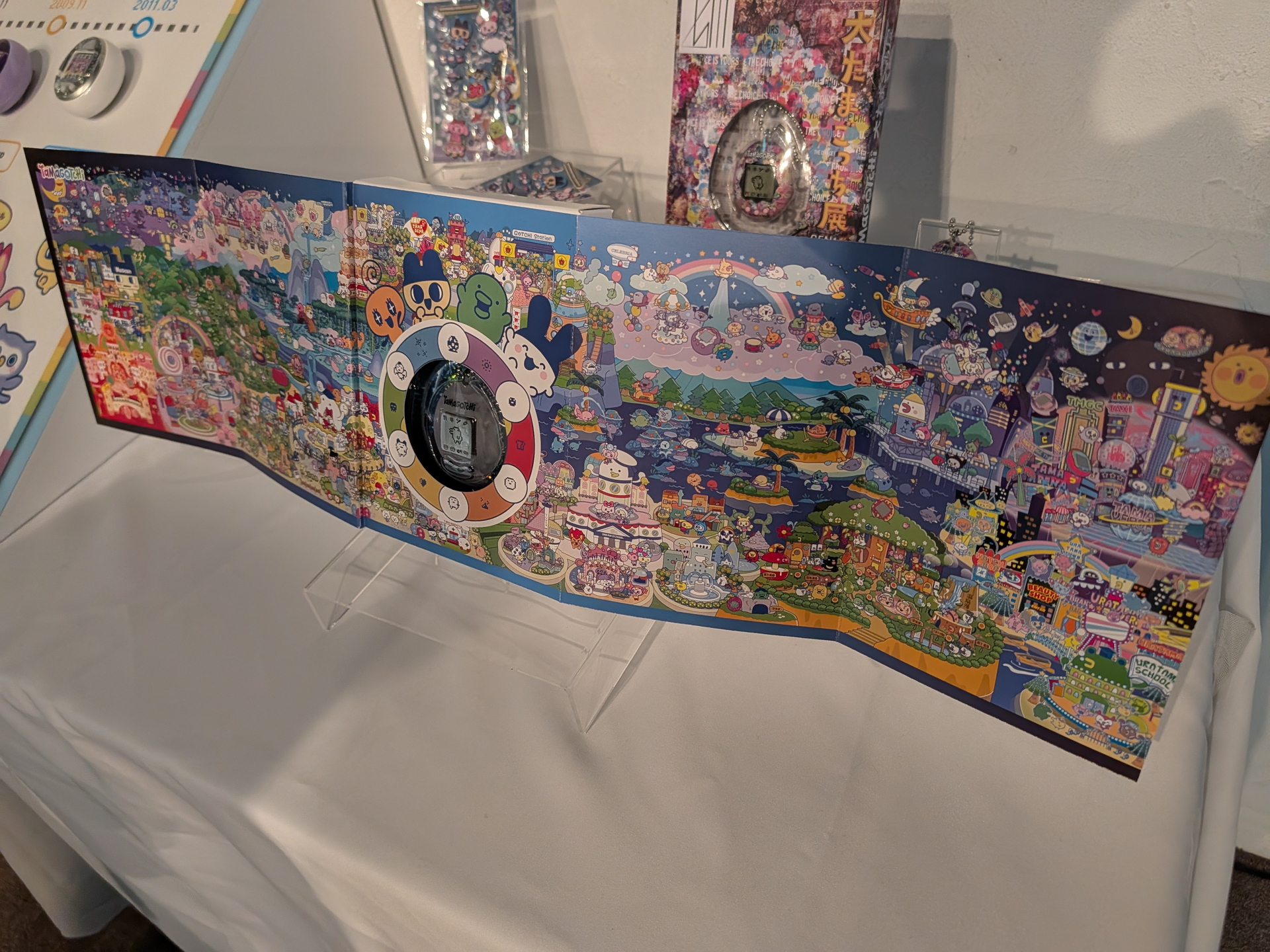 30周年記念「たまごっち」のパッケージは開放するとキービジュアルが展開する仕組み
