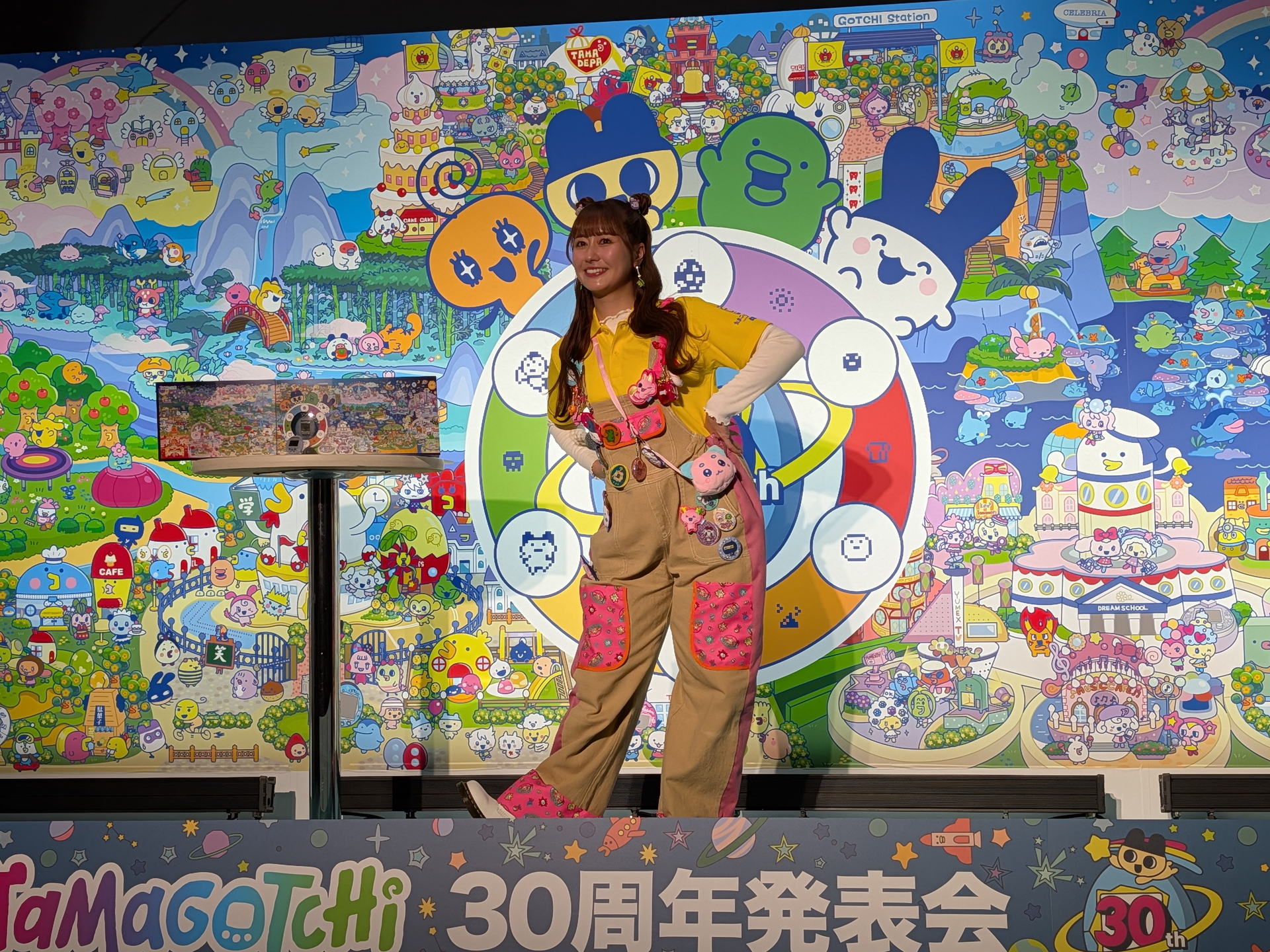 ゲストとして登場したももクロのあーりんこと佐々木彩夏さんも「たまごっち」ファッションで登場！