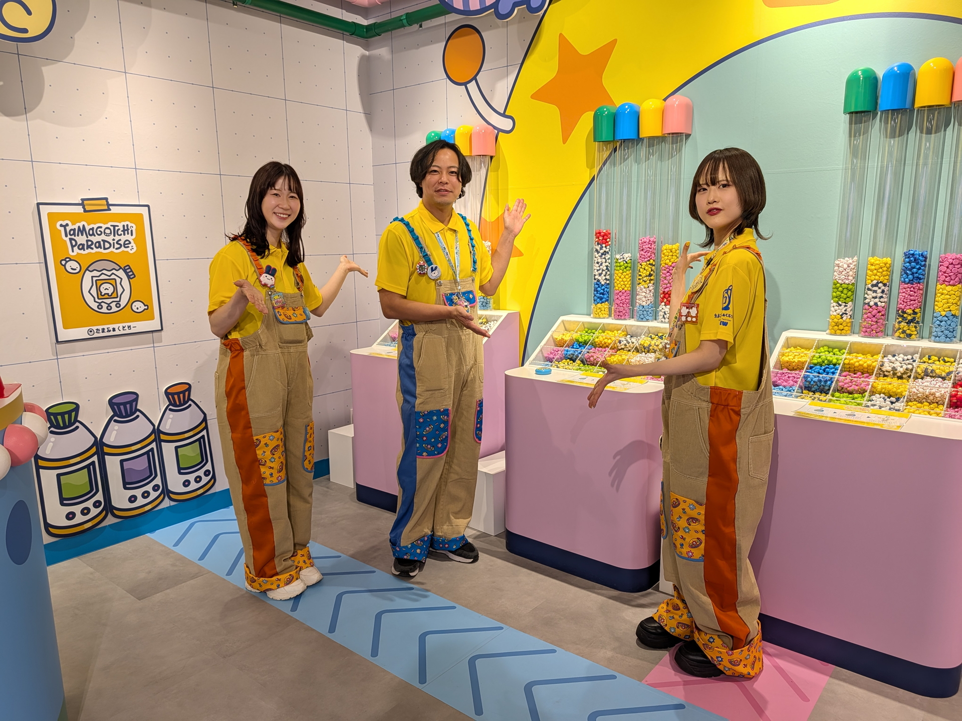 入ってすぐ右側のエリアが体験コンテンツの1つ「みにたま つめほ～だい！」のスペースだ。このエリアには、男性は青色、女性はオレンジのラインの入ったコスチュームを来たかわいい店員さんたちが出迎えてくれる