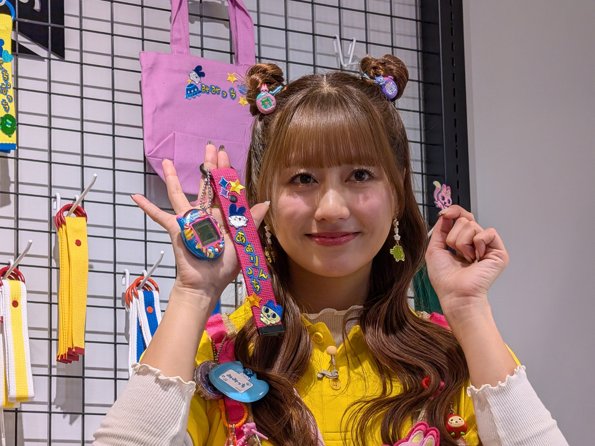 ワッペンを貼ったストラップが無事に完成！先に付けられたたまごっちはあーりんの私物のようだ