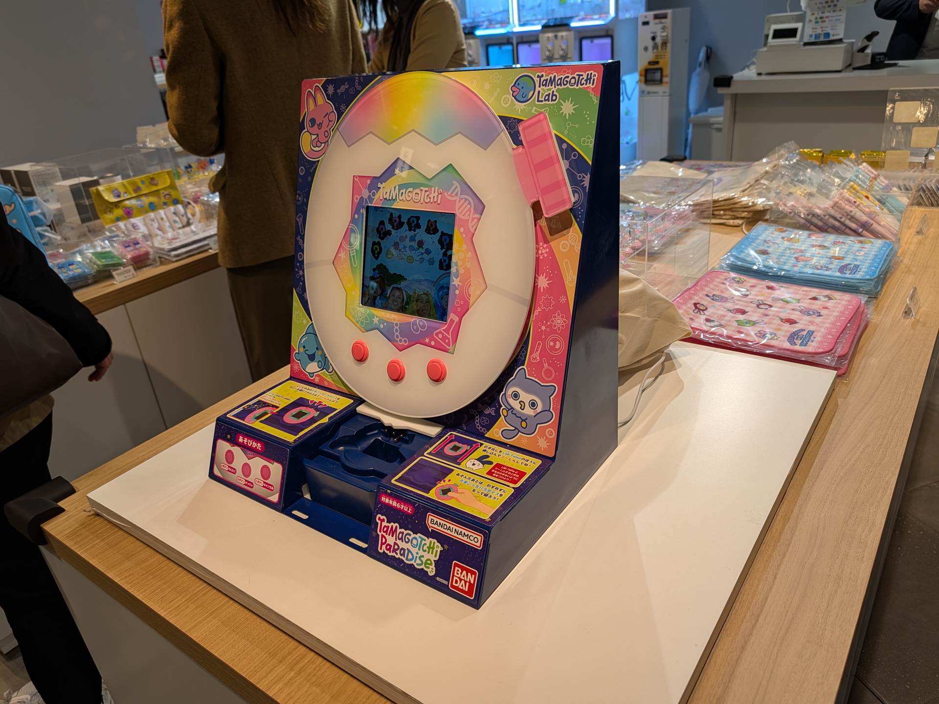 左エリアに設置されている「たまごっち ふぁくとり～！」限定の「Lab Tama」はここでしか手に入らない限定アイテムが用意されているようだ
